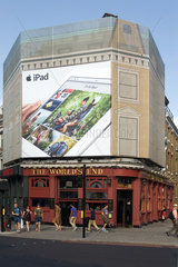 London  Grossbritannien  Werbebanner fuer -apple- an einer Fassade