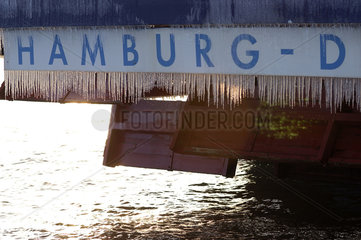 Schriftzug Hamburg mit Eiszapfen an einem Schiff