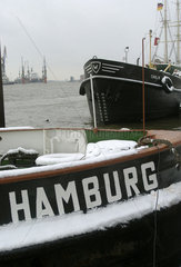 Schriftzug Hamburg an einem Schiff