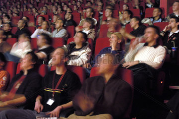 Publikum im Zuschauerraum eines Kinos