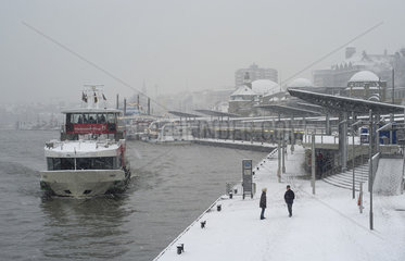 Eingeschneite Landungsbruecken und Schiff in Hamburg