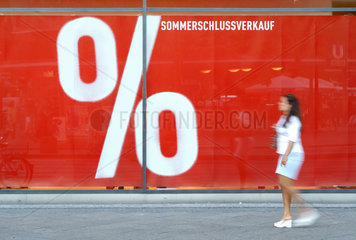 Sommerschlussverkauf 2004: Frau vor Prozentzeichen