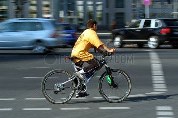 Junge mit Fahrrad an einer Kreuzung