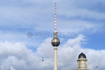 Fernsehturm und Himmel mit Wolken in Berlin