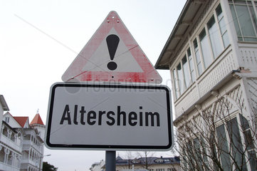 Warnschild und Schild mit dem Wort Altersheim