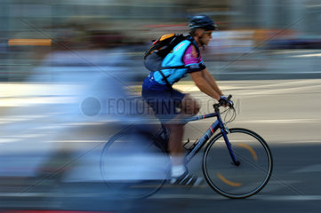 Sportlicher Fahrradfahrer im Stadtverkehr