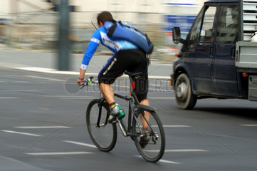 Fahrradkurier und LKW im Stadtverkehr