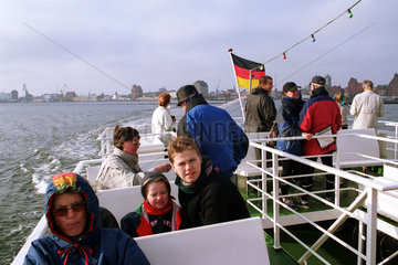 Hiddensee  Deutschland  Feriengaeste auf einer Faehre zur Insel Hiddensee
