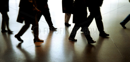 Silhouette der Beine einer laufenden Gruppe