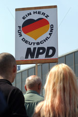 NPD Demonstranten mit Schild