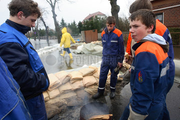 Hochwasser an der Elbe: Jungen der freiwilligen Feuerwehr