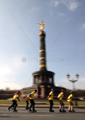 Halbmarathon: Skater vor der Siegessaeule in Berlin
