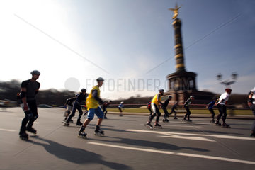 Halbmarathon: Skater vor der Siegessaeule in Berlin