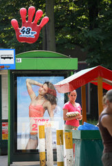 Posen  Polen  ein Verkaufsstand neben einer Bushaltestelle