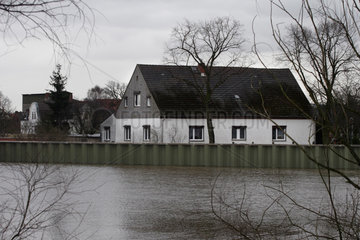 Hochwasser an der Elbe: Diese Haeuser sind durch eine Schutzwand gesichert