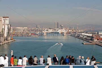 Barcelona  Spanien  Kreuzfahrtschiff Costa Pacifica faehrt in den Hafen ein