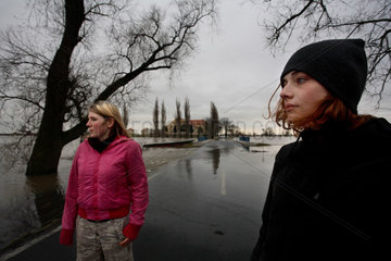 Maedchen gucken nach dem Hochwasser der Elbe