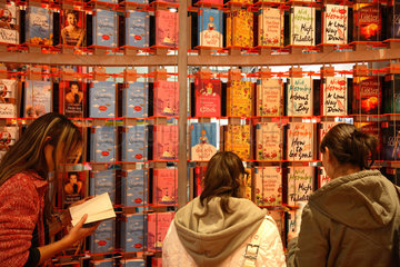 Leipziger Buchmesse 2007: Junge Frauen am Buchregal