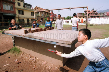 Jungen spielen Tischtennis in Kathmandu/ Nepal