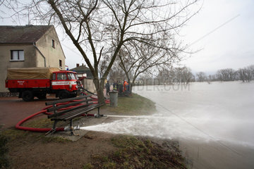 Einsatz der Feuerwehr bei Hochwasser: Wasser wird in den Fluss gepumpt