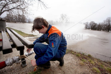 Hochwasser der Elbe: Junge der freiwilligen Feuerwehr kontolliert die Pumpe