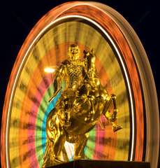 Dresden  Deutschland  der Goldene Reiter und Riesenrad vom Dresdner Stadtfest