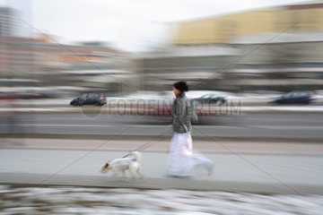 Junge Frau mit Hund im Stadtverkehr