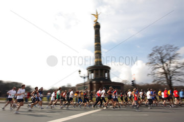 Halbmarathon: Laeufer vor der Siegessaeule in Berlin