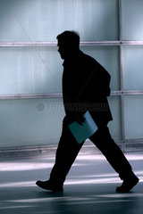Silhouette eines Mannes mit Papierbogen