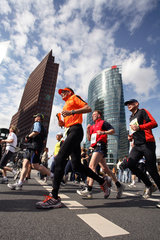 Halbmarathon: Laeufer am Potsdamer Platz in Berlin