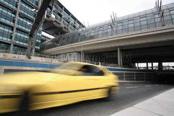Auto faehrt aus dem Tiergartentunnel am neuen Hauptbahnhof in Berlin