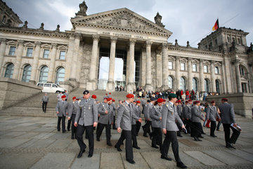 Deutsch-Franzoesische Brigade vor dem Reichstag in Berlin
