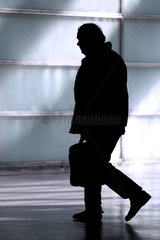 Silhouette eines Mannes mit Tasche