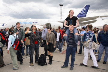Besucher und Airbus A380 auf der ILA