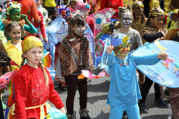Berlin  kostuemierte Kinder auf dem Karneval der Kulturen