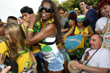 Fussballfans WM 2006: In der Menschenmenge tanzende Brasilianerin