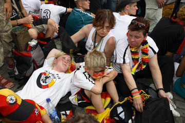 Fussballfans WM 2006: Familie auf der Fanmeile macht Pause in Berlin