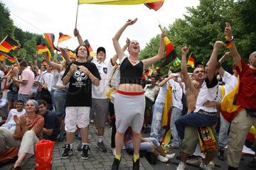 Fussballfans WM 2006: Jubelnde deutsche Fans zum Tor