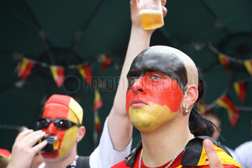 Fussballfans WM 2006: Maenner mit deutschen Landesfarben als Bemalung im Gesicht
