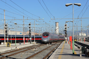 Rom  Italien  Zug der Trenitalia faehrt in den Bahnhof Roma Termini ein