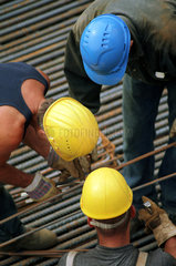 Helme arbeitender Bauarbeiter