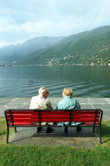 Rentnerpaar auf einer Bank am Lago Maggiore/ Schweiz