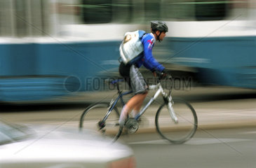 Fahrradkurier im Stadtverkehr von Zuerich