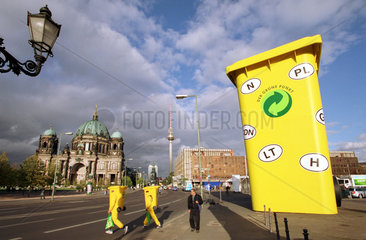 Groesste gelbe Muelltonne der Welt in Berlin