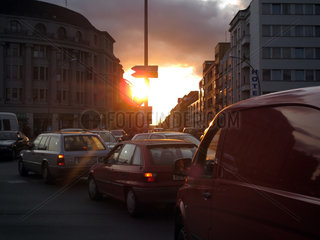 Berlin  Deutschland  Stau am Platz der Luftbruecke bei Sonnenuntergang