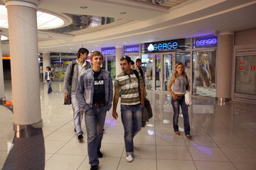Minsk  Weissrussland  junge Menschen im Einkaufszentrum Stolitsa