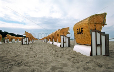 Zingst  leere Strandkoerbe bei Regenwetter an der Ostsee
