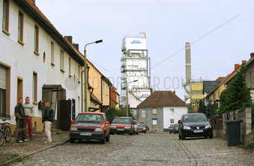 Leuna  Strasse mit Wohnhaeusern und Industrieanlage