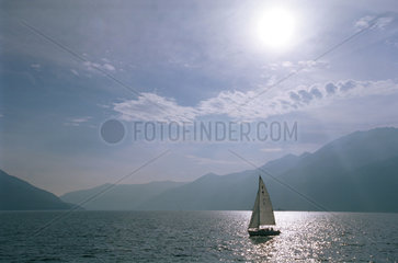 Segelboot auf dem Lago Maggiore in der Schweiz