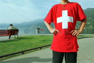 T-Shirt eines Jungen mit dem schweizer Kreuz